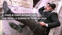 Il Charlie Chaplin pakistano che regala sorrisi in tempo di crisi