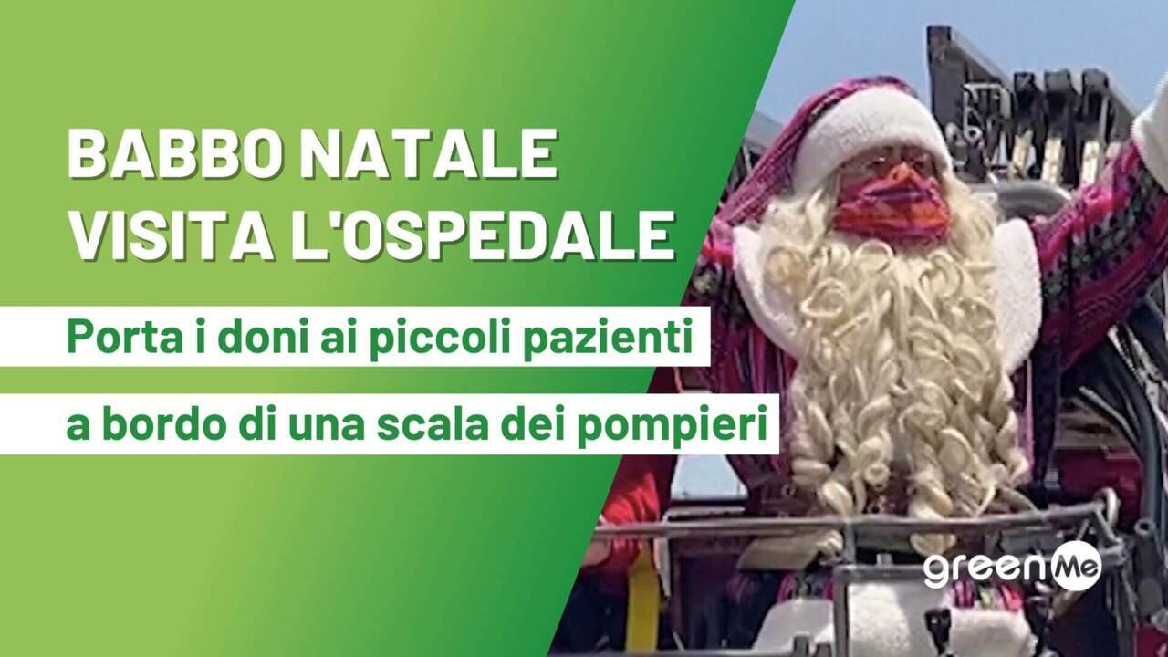 Video Babbo Natale visita l'ospedale. Porta doni ai piccoli pazienti a bordo di una scala dei pompieri