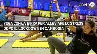 Yoga con la birra per alleviare lo stress del lockdown in Cambogia