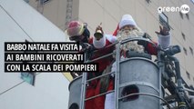Babbo Natale fa visita ai bambini ricoverati con la scala dei pompieri
