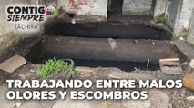 Trabajando entre malos olores y escombros - Contigo Siempre