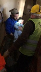 5 KİŞİLİK AİLE, 88 SAAT SONRA ENKAZDAN SAĞ KURTARILDI