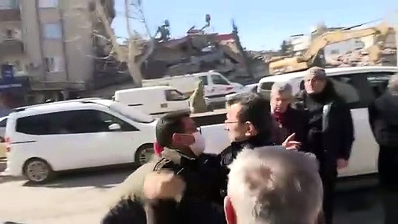 AKP'li eski vekilin, İmamoğlu'na "Defol, İngiliz uşağı" dediği görüntülerin öncesi ortaya çıktı; depremzedeye adres sorup "Şov yapmayın" demiş!