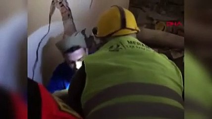 Hatay'da 5 kişilik aile deprem enkazından sağ kurtarıldı