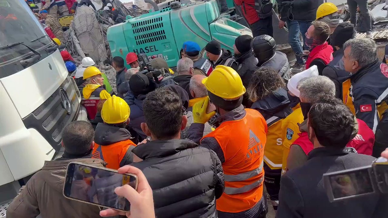 Criança de 7 anos resgatada 81 horas após sismo na Turquia. As imagens