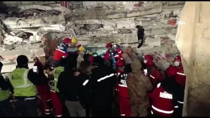 55 yaşındaki kadın enkazdan 90. saatte kurtarıldı