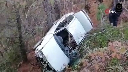 Depremzedelerin içerisinde bulunduğu otomobil şarampole yuvarlandı: 3 yaralı