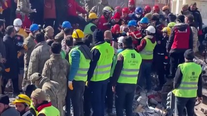 Adıyaman | Depremden 152 saat sonra Elif ve Rabia Kırmızı kardeşler enkazdan sağ kurtarıldı
