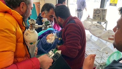 Mehmetçik, depremzedelere yardım elini uzatmayı sürdürüyor