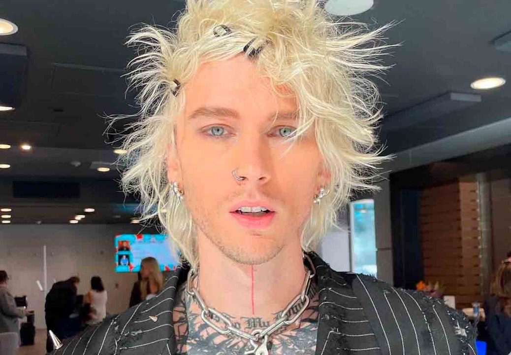 VÍDEO: Machine Gun Kelly é 'eletrocutado' durante apresentação