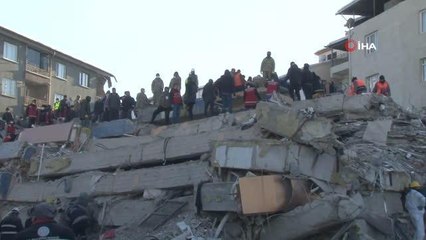 Malatya'da ekipler, enkaz altından ses duymak için yoğun çaba sarf ediyor