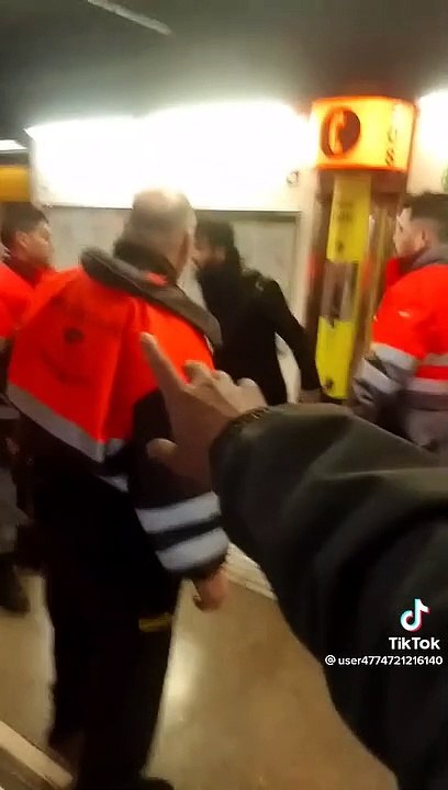 Así han reducido los vigilantes del metro a un hombre que gritaba ‘Allah Akbar.’