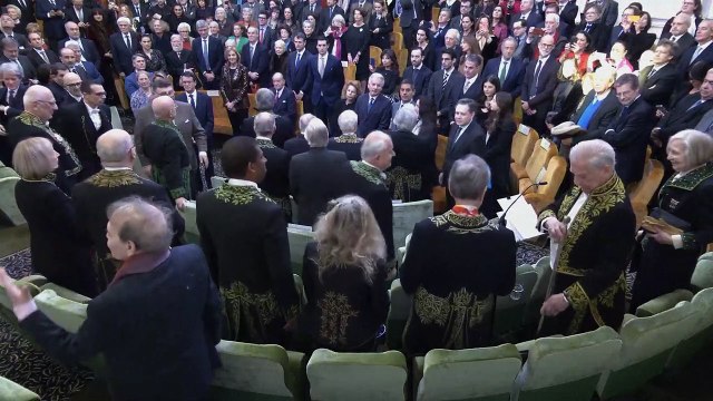 Vargas Llosa ensalza la democracia al ingresar en la Academia Francesa