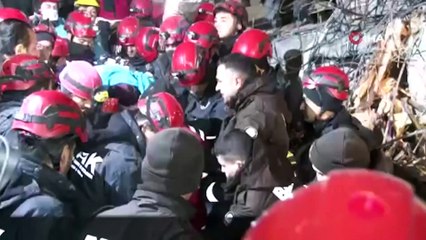 Kahramanmaraş'tan iki mucize haberi daha! 92 saat sonra enkazdan el sallayarak çıktı