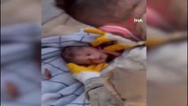 Enkazda yürekleri dağlayan görüntü: 20 günlük bebek avucunda annesinin saçları ile enkazdan çıkarıldı