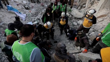 "الخوذ البيضاء" الأمل الوحيد لمنكوبي الزلزال في الشمال السوري