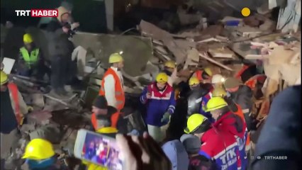 Madenciler enkazın 8 metre derinliğine inerek genç kızı kurtardı