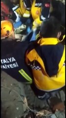 Turquia. Menina de 10 anos pede copo de leite ao ser resgatada após 90h