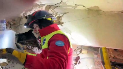 Alman kurtarma ekibinden Jens Eberl, depremzedeye Türkçe seslendi: "Zeynep Hanım, korkma!"