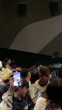 Chàng trai bất ngờ tỏ tình bạn gái ở rạp chiếu phim sau 5 năm yêu nhau