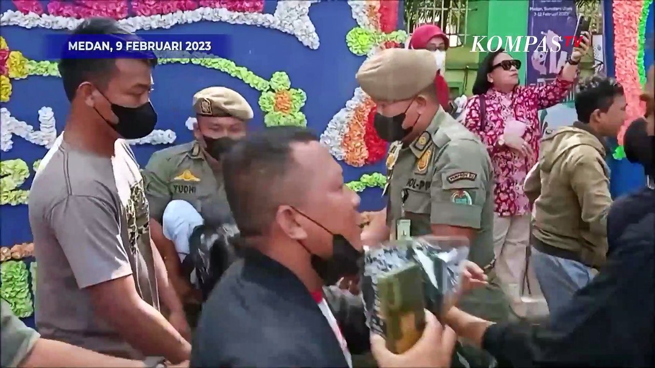 Teriak Minta Tolong ke Jokowi, Wanita Ini Nekat Terobos Paspampres Hentikan Mobil Presiden!