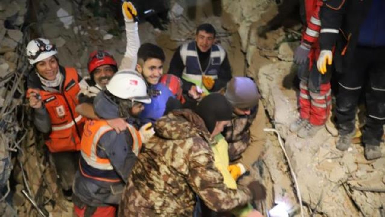 94 saat sonra enkaz altından yürüyerek çıktı, yakınlarını bekleyenlere umut oldu