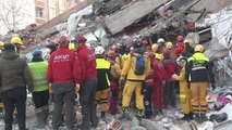 Depremin 100. saatinde Akgül Apartmanı'ndan bir kadın sağ çıkarıldı