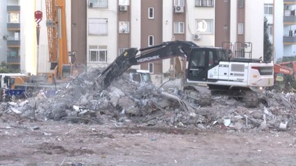 مراسل العربية يروي جانباً من قصص معاناة ذوي العالقين تحت ركام المباني التركية