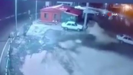 Deprem anı kamerada: Araçlar beşik gibi sallandı