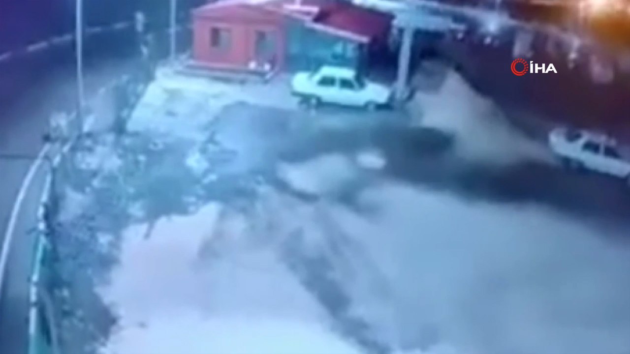 Kahramanmaraş'ta deprem anı kamerada: Araçlar beşik gibi sallandı