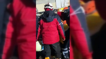 Hatay'da 1,5 yaşındaki Sela bebek ve ailesinden 4 kişi 96 saat sonra enkazdan kurtarıldı