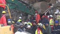 Kahramanmaraş'ta anne - kız, depremin 101'inci saatinde enkaz altından çıkartıldı