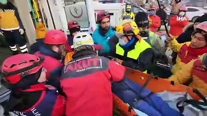 36 yaşındaki kadın 100. saatte enkazdan çıkarıldı