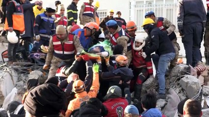 Diyarbakır | Depremde yıkılan binanın enkazından 101 saat sonra anne ve oğlu kurtarıldı