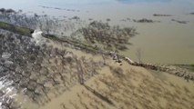 مياه نهر العاصي تهدد بلدة التلول بعد انهيار سد ترابي