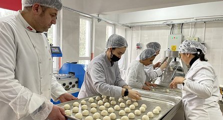 Meslek liseliler deprem bölgesi için günde 15 bin ekmek üretiyor