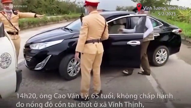 CSGT BÁM NẮP CAPO XE BỊ HẤT XUỐNG ĐƯỜNG