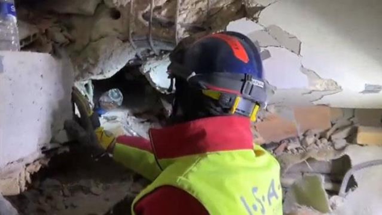 Alman kurtarma ekibi enkaz altındaki vatandaşı öğrendiği Türkçe ile sakinleştirmeye çalıştı: Zeynep hanım korkma