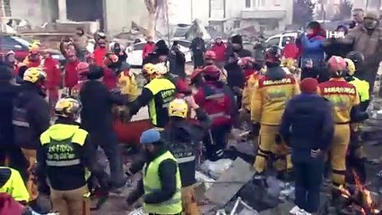 Depremin 100. saatinde Akgül Apartmanı'ndan bir kadın sağ çıkarıldı