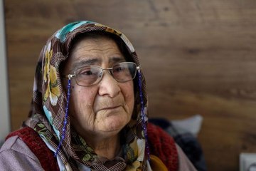 DEPREMDEN KURTULDU, GERİDE BIRAKTIĞI 7 ÇOCUĞU VE 12 TORUNU İÇİN GÖZYAŞI DÖKÜYOR