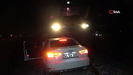 Trenin altında kalan otomobildeki 2 kişi ölümden döndü