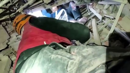 Enkaz altındaki çocuk, kendisini kurtaran ekiplerden simit istedi
