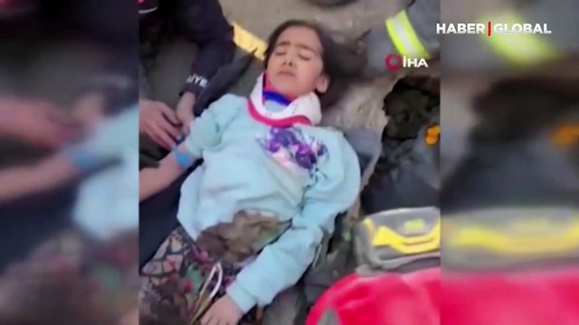 99'uncu saatte enkazdan çıkarıldı... Kurtarma çalışmaları sırasında Zeynep Bastık'ın şarkısını istedi