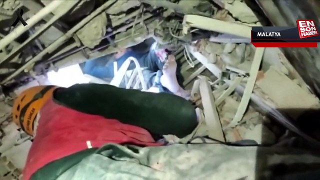 Enkaz altında simit isteyen çocuk, kendisini kurtaran ekiplere sarıldı