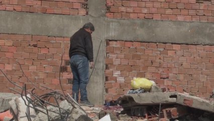 مواطن تركي يبكي على أنقاض " أدي يمان" التركية في اليوم الخامس لعمليات البحث عن ناجين