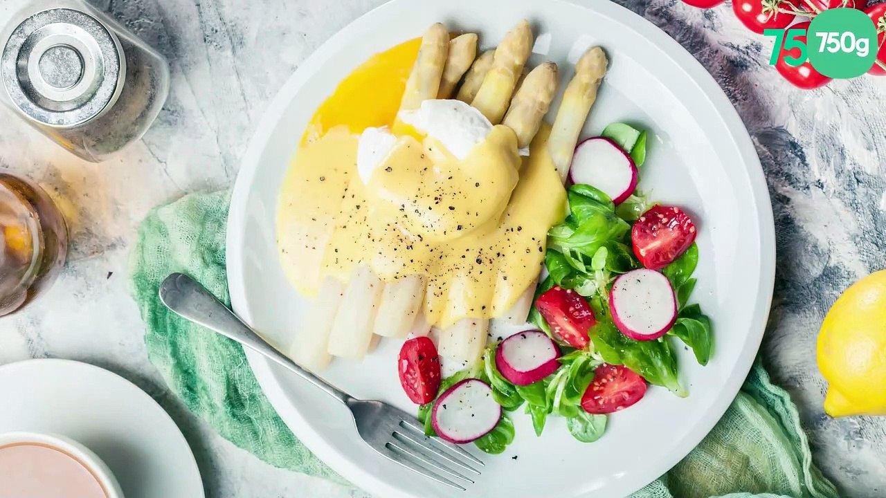 Salade d'asperges blanches, radis, œufs pochées et sauce hollandaise