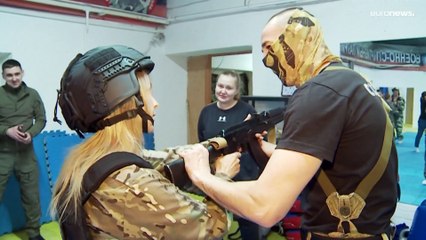 شاهد | "حرس الأورال النسائي".. نساء روسيات يتدربن على السلاح للدفاع عن الوطن