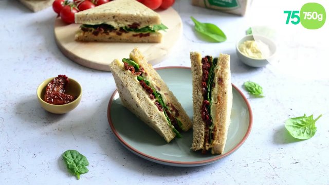 Club sandwich végétarien au houmous, tomates confites et épinards