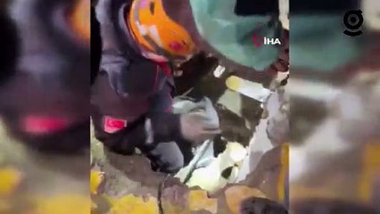 Öğretmen ve öğrencisi enkaz altından birlikte sağ olarak kurtarıldı