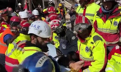 Alman arama kurtarma ekibi ISAR Hatay Kırıkhan'da bir kadını 50 saat sonra çıkardı:  "Zeynep hanım, korkma"